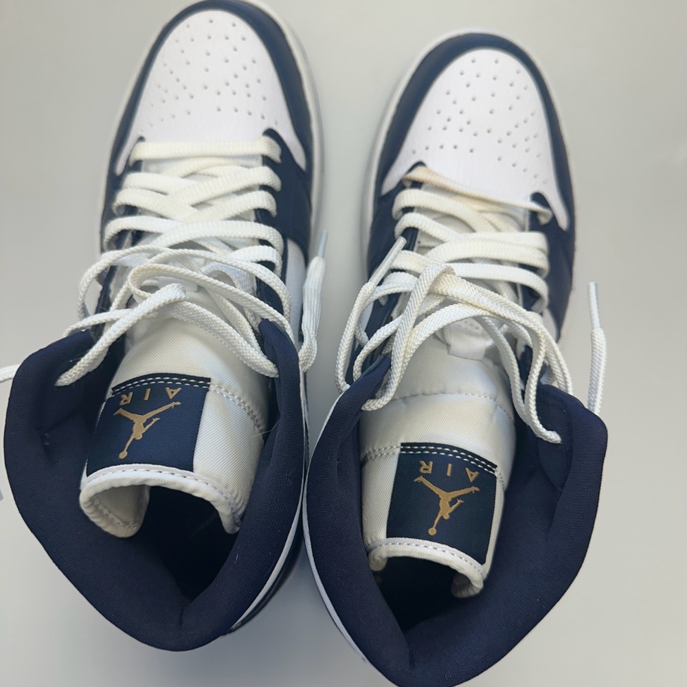 Jordan Men's Navy and White Sneakers
